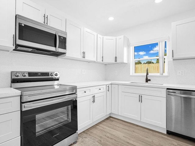 Продажа дома по адресу 419 NW 19th Ave - фото 6280554