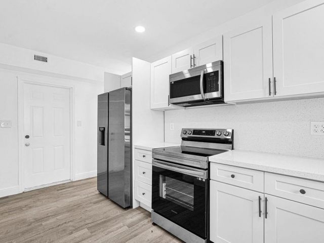 Продажа дома по адресу 419 NW 19th Ave - фото 6280557