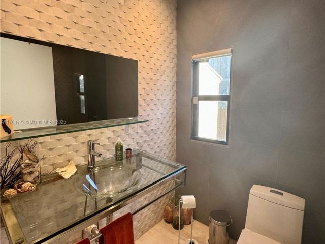 Продажа дома по адресу 7020 NE 5th Ave - фото 6239280