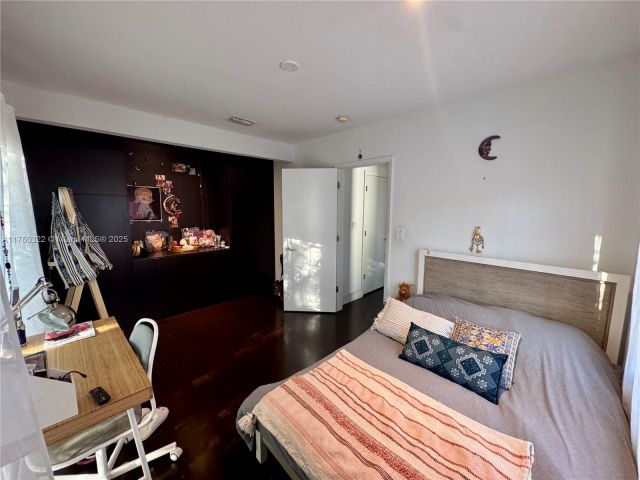 Продажа дома по адресу 7020 NE 5th Ave - фото 6239281