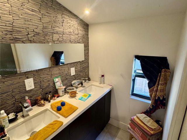 Продажа дома по адресу 7020 NE 5th Ave - фото 6239286