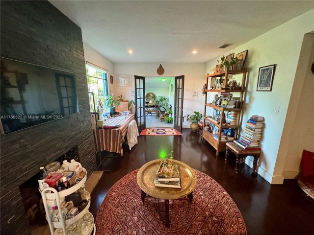 Продажа дома по адресу 7020 NE 5th Ave - фото 6239288