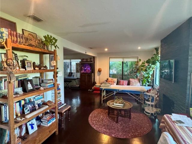 Продажа дома по адресу 7020 NE 5th Ave - фото 6239291