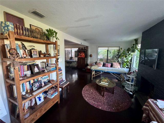 Продажа дома по адресу 7020 NE 5th Ave - фото 6239292