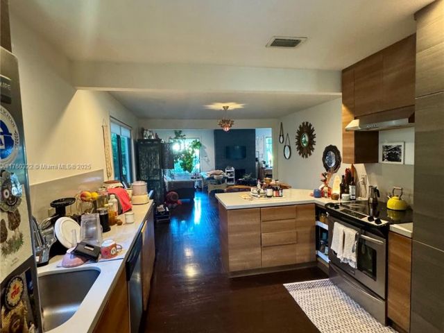 Продажа дома по адресу 7020 NE 5th Ave - фото 6239294