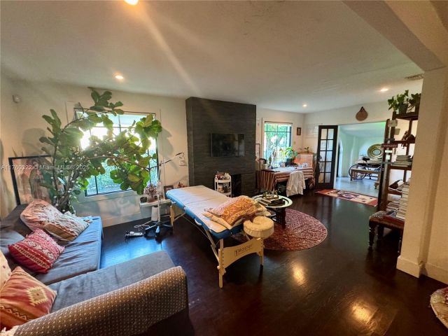 Продажа дома по адресу 7020 NE 5th Ave - фото 6239297