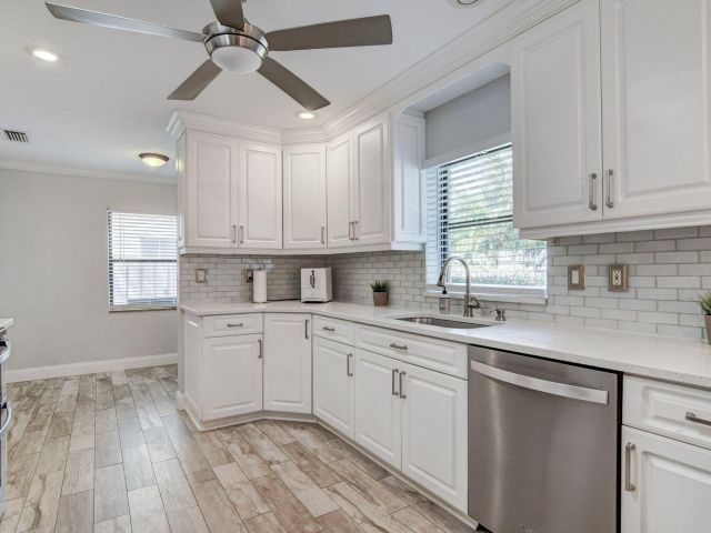 Дом в аренду по адресу 115 NE 18th Street - фото 5756942