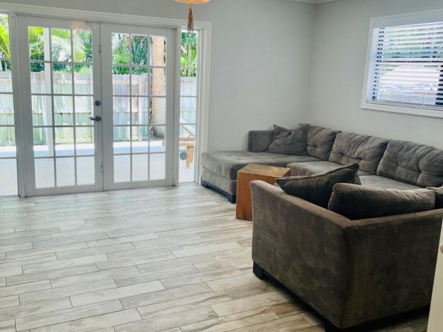 Дом в аренду по адресу 115 NE 18th Street - фото 5756946