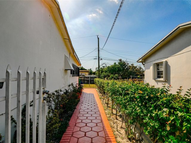 Продажа дома по адресу 17800 NW 8th Ave - фото 5720788