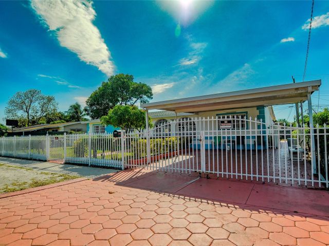 Продажа дома по адресу 17800 NW 8th Ave - фото 5720792