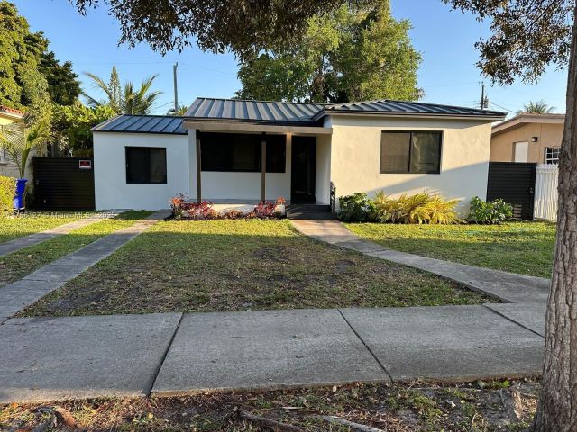 Продажа дома по адресу 2261 SW 26th St - фото 6008645