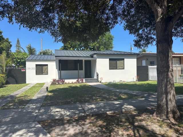 Продажа дома по адресу 2261 SW 26th St - фото 6008646