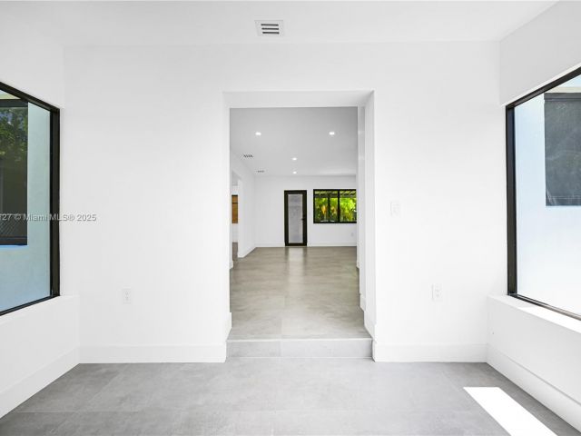 Продажа дома по адресу 2261 SW 26th St - фото 6050551