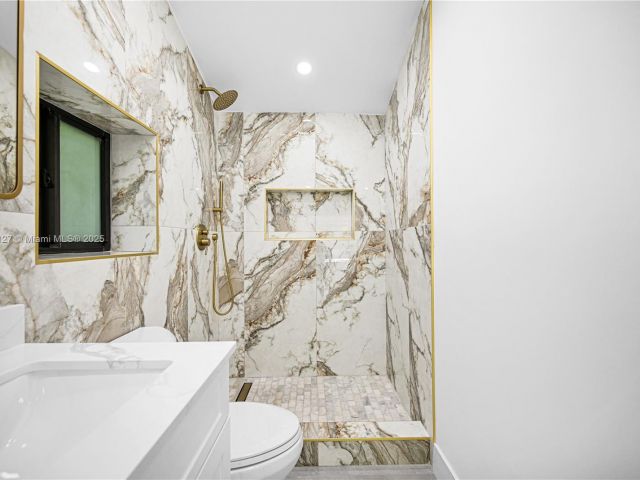 Продажа дома по адресу 2261 SW 26th St - фото 6050552