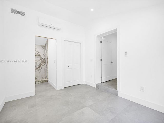 Продажа дома по адресу 2261 SW 26th St - фото 6050553