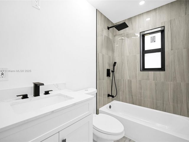 Продажа дома по адресу 2261 SW 26th St - фото 6050554