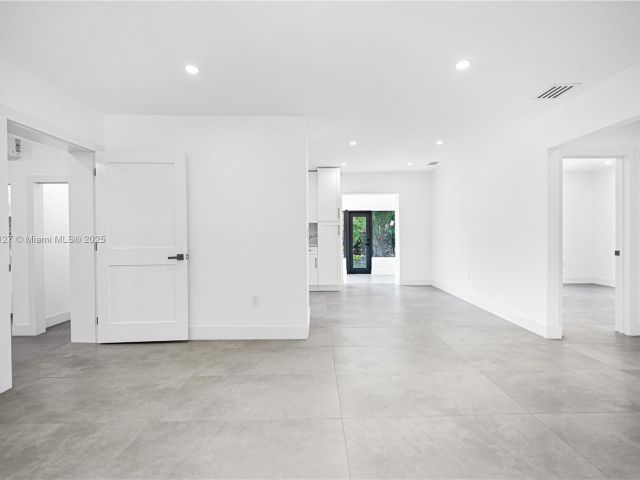 Продажа дома по адресу 2261 SW 26th St - фото 6050555