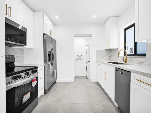 Продажа дома по адресу 2261 SW 26th St - фото 6050556