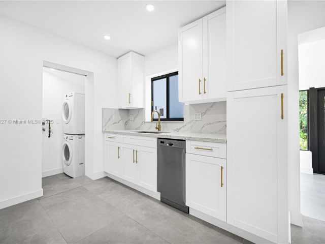 Продажа дома по адресу 2261 SW 26th St - фото 6050557