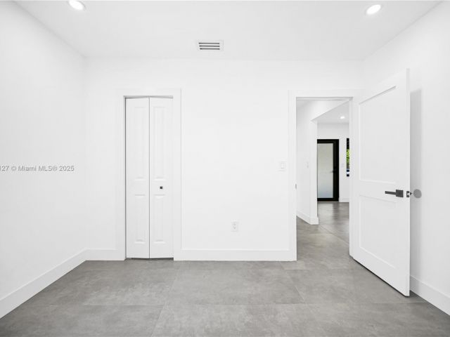 Продажа дома по адресу 2261 SW 26th St - фото 6050558