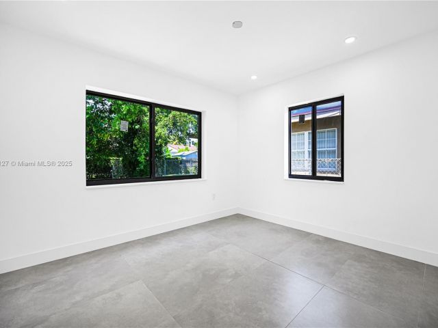 Продажа дома по адресу 2261 SW 26th St - фото 6050559