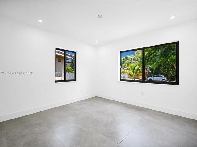 Продажа дома по адресу 2261 SW 26th St - фото 6050560