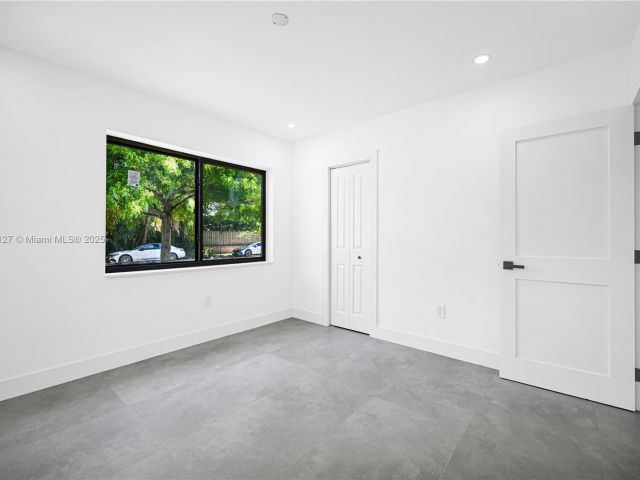 Продажа дома по адресу 2261 SW 26th St - фото 6050561