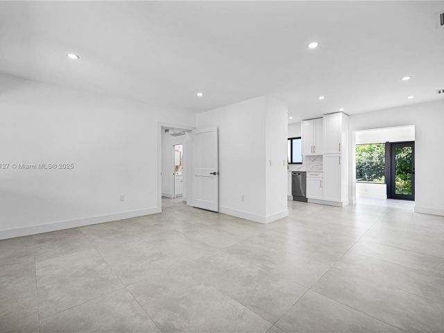 Продажа дома по адресу 2261 SW 26th St - фото 6050562