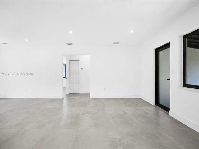 Продажа дома по адресу 2261 SW 26th St - фото 6050563