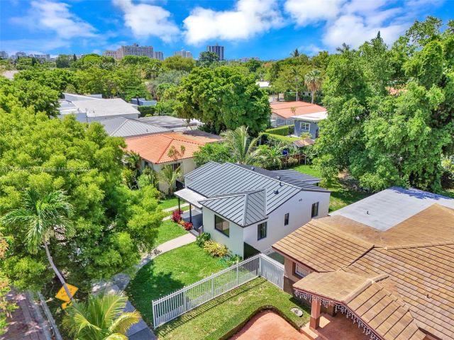 Продажа дома по адресу 2261 SW 26th St - фото 6050565