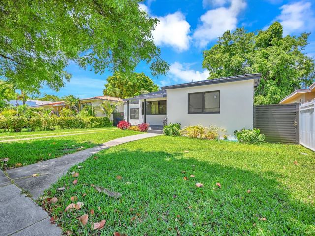 Продажа дома по адресу 2261 SW 26th St - фото 6050566