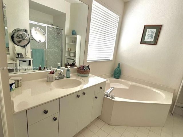 Продажа дома по адресу 11512 NW 48th Ter . - фото 5774597