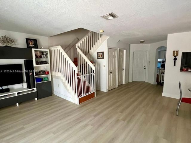 Продажа дома по адресу 11512 NW 48th Ter . - фото 5774604