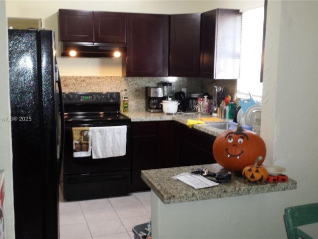 Продажа дома по адресу 27 SW 7th St - фото 5523055