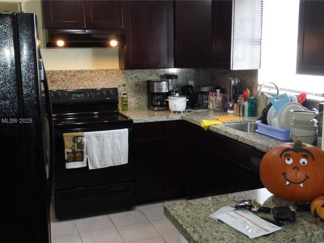 Продажа дома по адресу 27 SW 7th St - фото 5523057