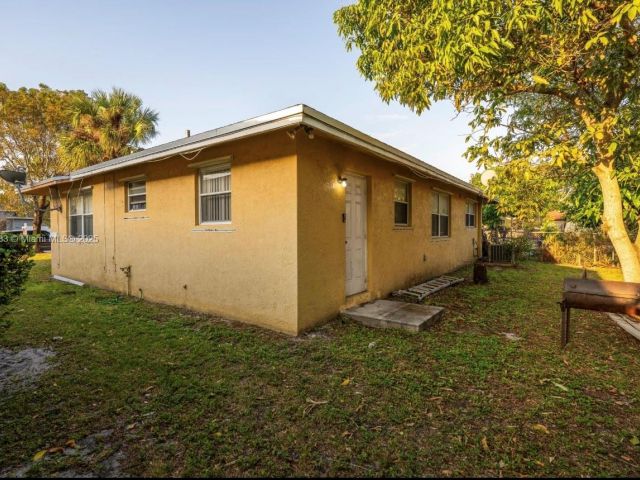 Продажа дома по адресу 2855 NW 7th St - фото 5771445