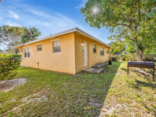 Продажа дома по адресу 2855 NW 7th St - фото 5771452