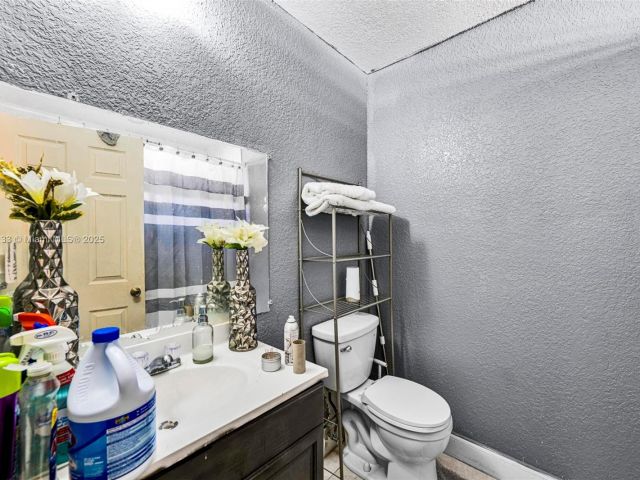 Продажа дома по адресу 2855 NW 7th St - фото 5771455