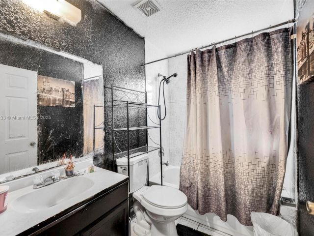 Продажа дома по адресу 2855 NW 7th St - фото 5771457