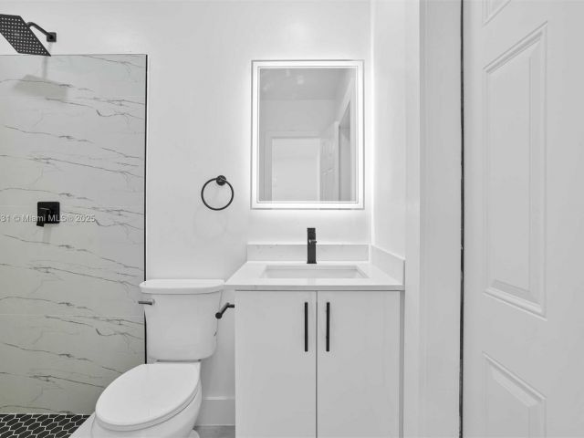 Продажа дома по адресу 1401 NW 45th St - фото 5813326