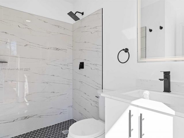 Продажа дома по адресу 1401 NW 45th St - фото 5813327