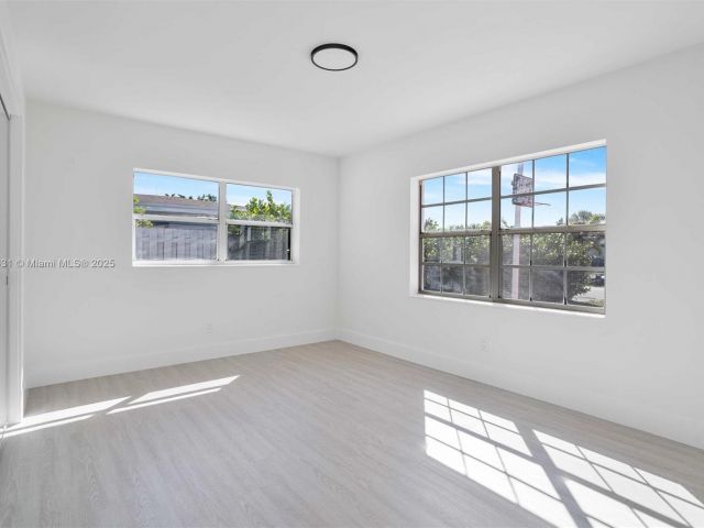 Продажа дома по адресу 1401 NW 45th St - фото 5813328