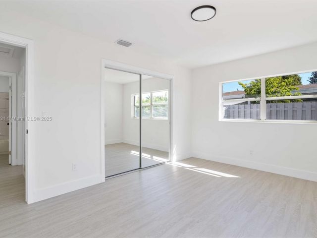 Продажа дома по адресу 1401 NW 45th St - фото 5813329