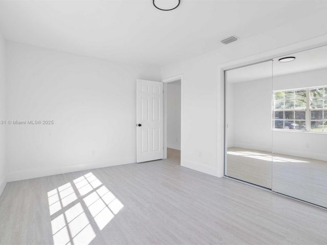 Продажа дома по адресу 1401 NW 45th St - фото 5813330