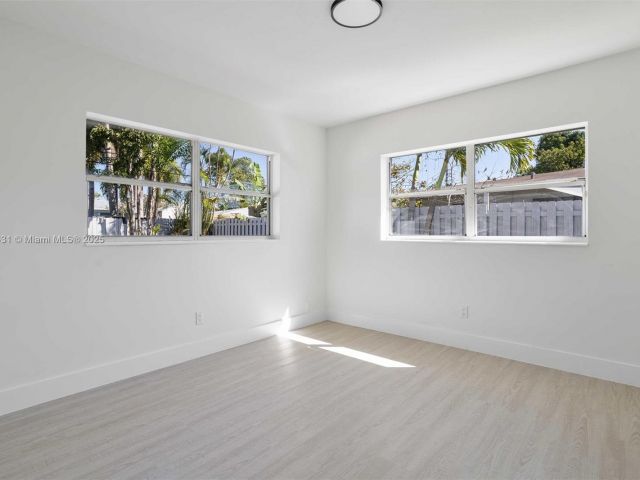 Продажа дома по адресу 1401 NW 45th St - фото 5813331