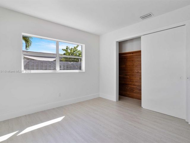 Продажа дома по адресу 1401 NW 45th St - фото 5813332