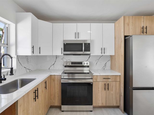 Продажа дома по адресу 1401 NW 45th St - фото 5813333