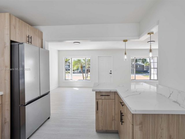 Продажа дома по адресу 1401 NW 45th St - фото 5813334