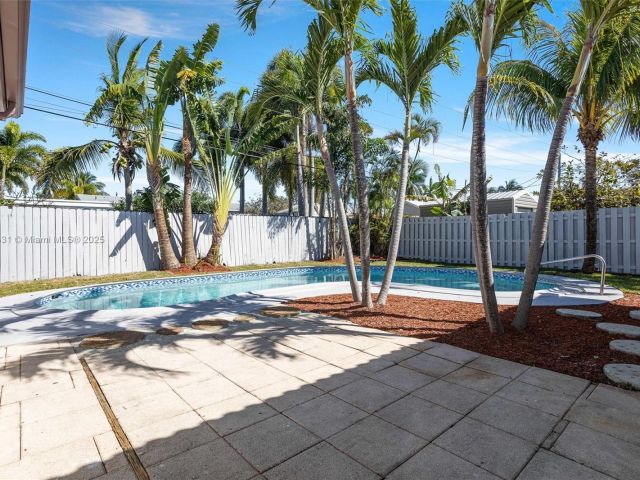 Продажа дома по адресу 1401 NW 45th St - фото 5813337