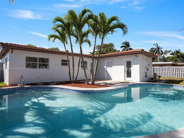 Продажа дома по адресу 1401 NW 45th St - фото 5813338